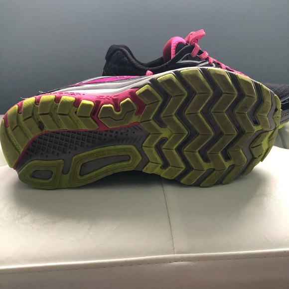 Womens 6.5 Saucony runners (waterproof) - Picture 6 of 6